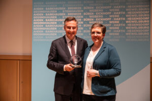 David McAllister erhält den traditionellen Award durch Stadtverbandsvorsitzende Sabrina Henneke